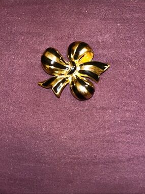 Vintage Joan Rivers gold and black brooch